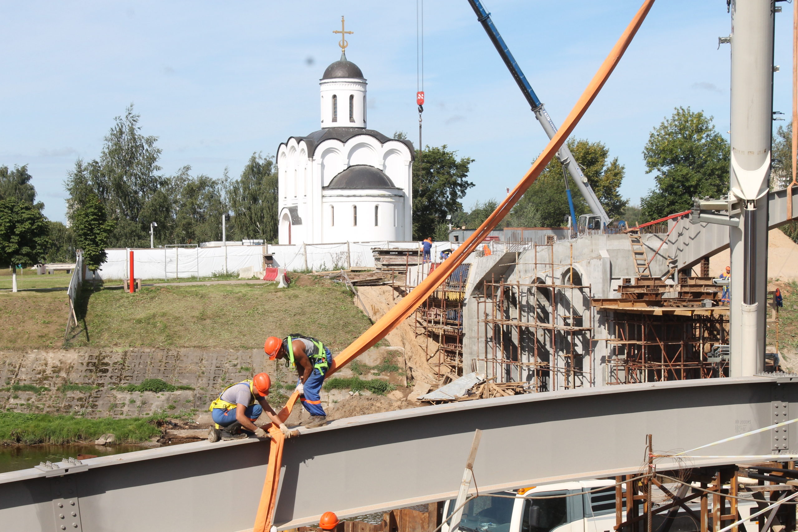 В Твери продолжается строительство пешеходного моста на Остров Памяти 