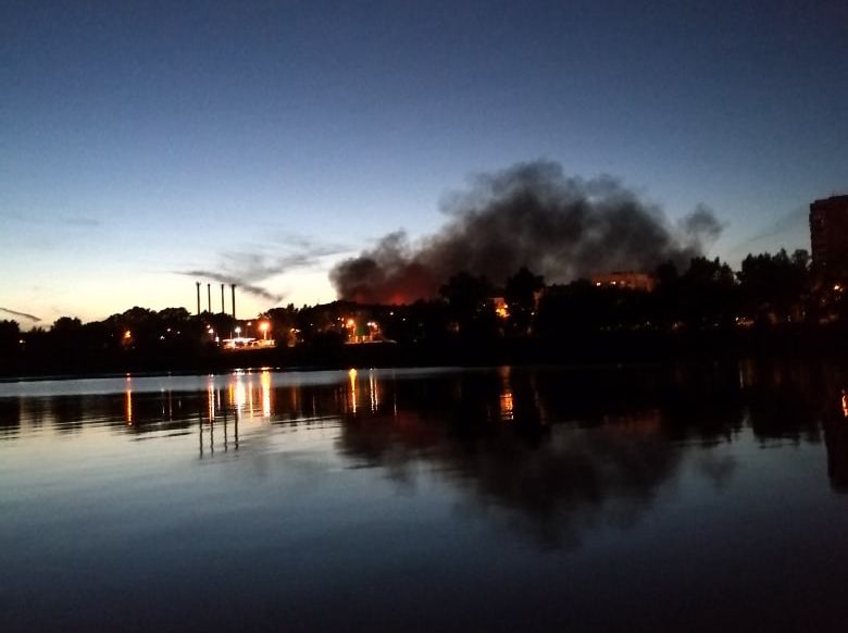 В Заволжском районе Твери снова бушует пожар на заброшенной химбазе В Заволжском районе Твери снова бушует пожар на заброшенной химбазе
