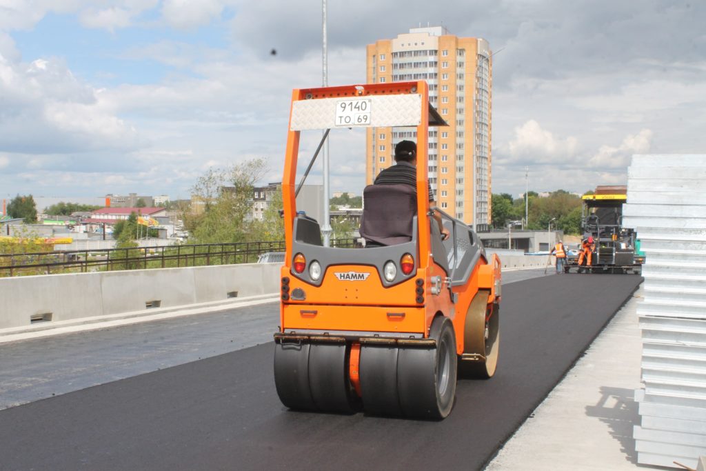 В Твери на Бурашевском путепроводе укладывают асфальт