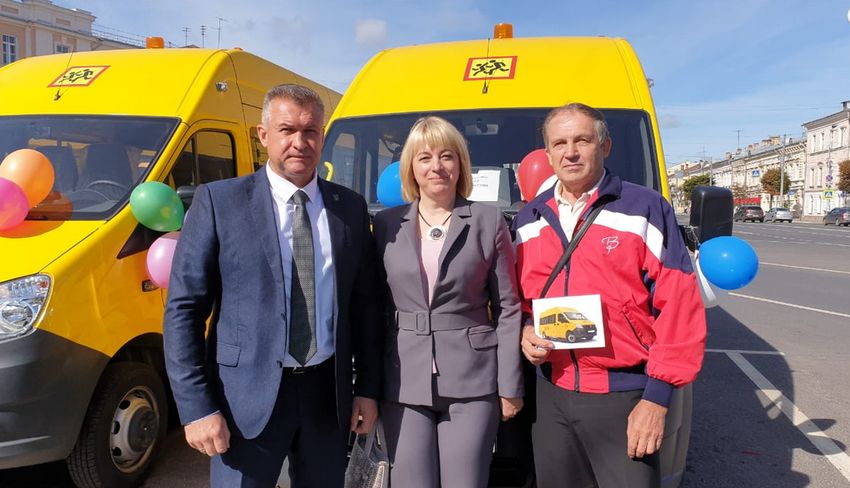 Торопецкий район получил два новых школьных автобуса