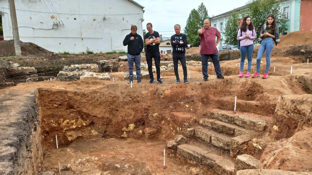 В Тверской области при раскопках обнаружили фрагмент лестницы 18 века