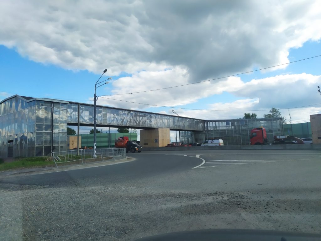 Под Тверью водитель большегруза не рассчитал размер груза и застрял под мостом