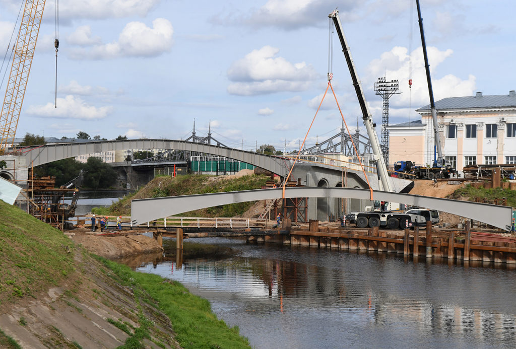 Новый пешеходный мост в Твери построен почти наполовину