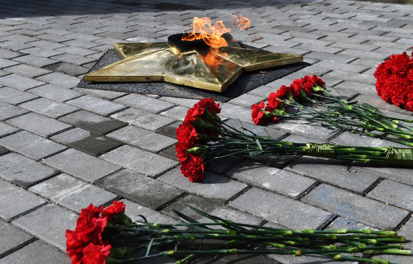 Игорь Руденя в Вышнем Волочке возложил цветы к мемориальному комплексу «Воинское захоронение» Игорь Руденя в Вышнем Волочке возложил цветы к мемориальному комплексу «Воинское захоронение»