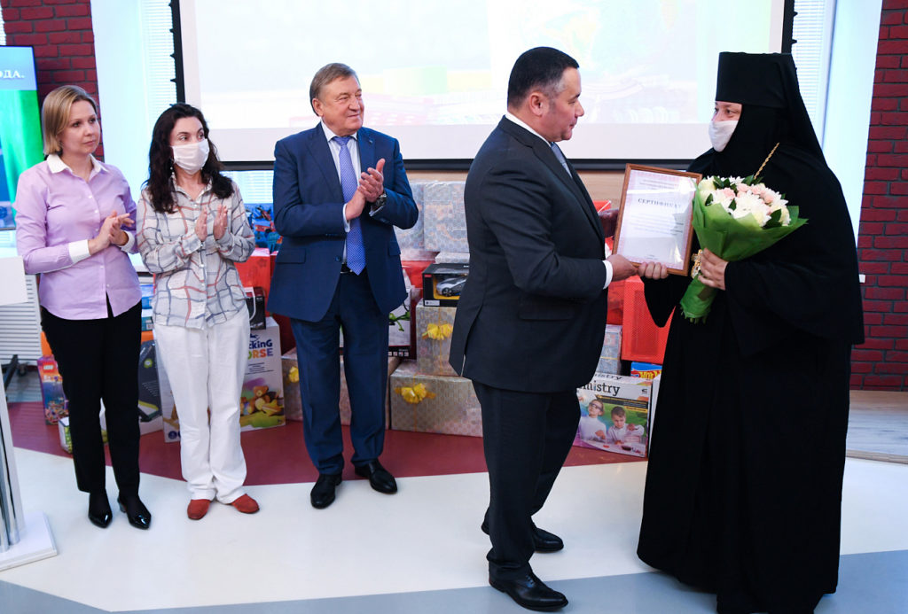 Детским организациям Тверской области вручили подарки к началу учебного года