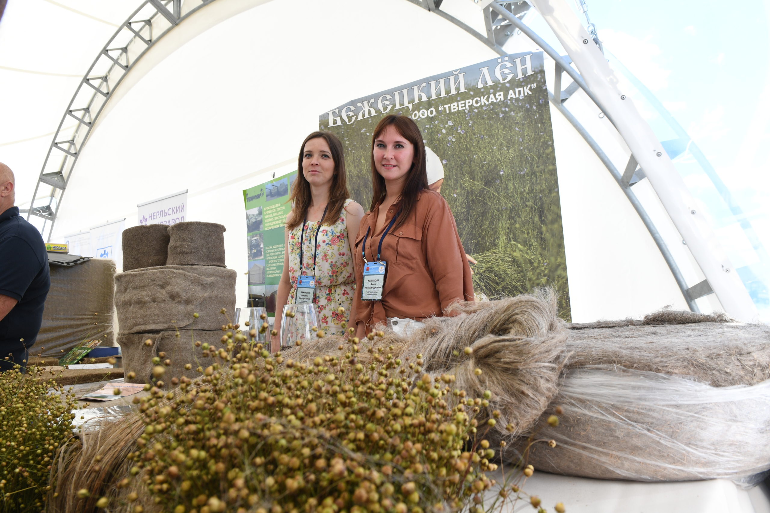 В Тверской области представили уникальный защитный льняной костюм для медиков