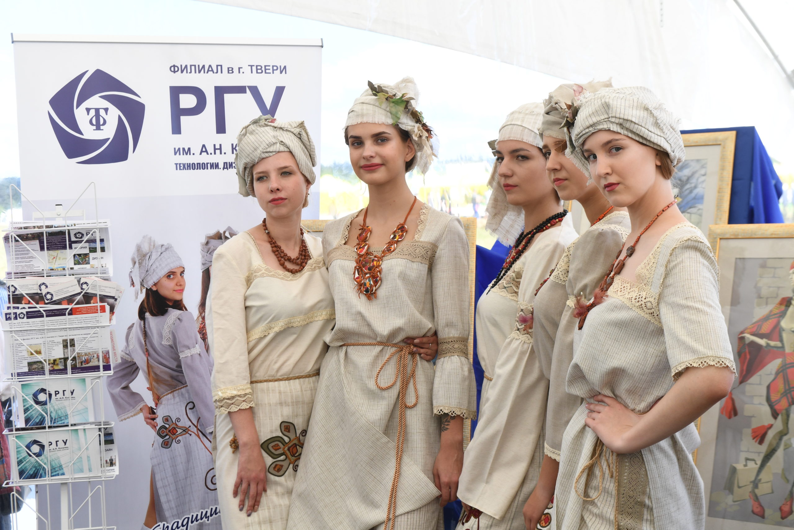 В Тверской области представили уникальный защитный льняной костюм для медиков