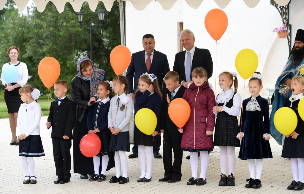 Игорь Руденя и Виктор Христенко в Старице напутствовали первоклассников перед началом нового учебного года Игорь Руденя и Виктор Христенко в Старице напутствовали первоклассников перед началом нового учебного года