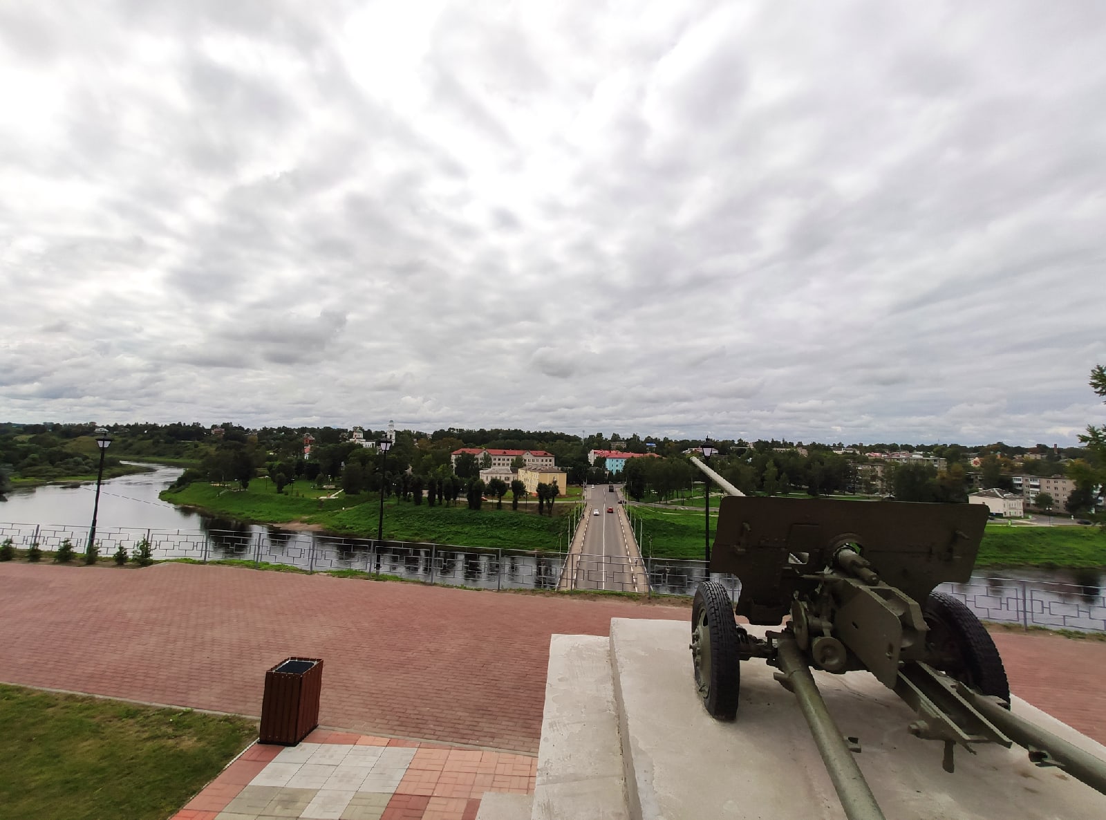 Роман Крылов и Андрей Белоцерковский посетили Аллею Героев во Ржеве