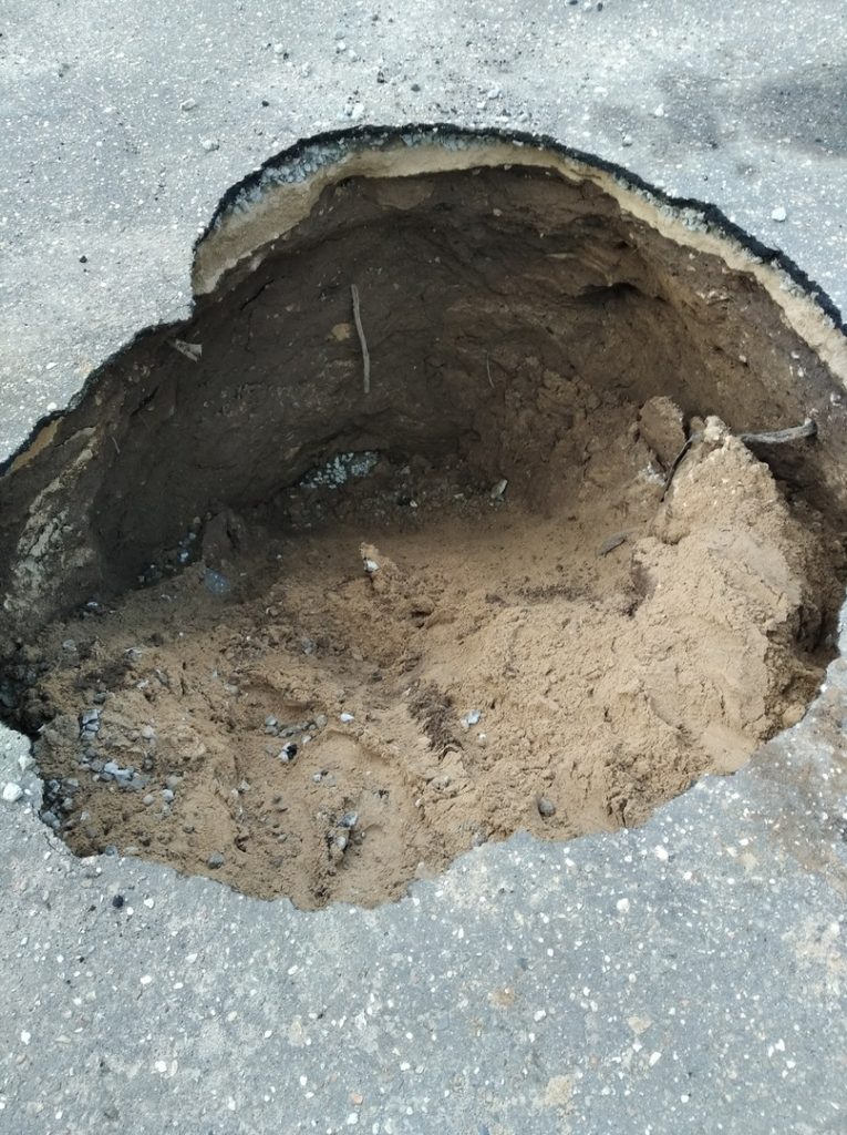 В Твери на проспекте 50 лет Октября провалился асфальт