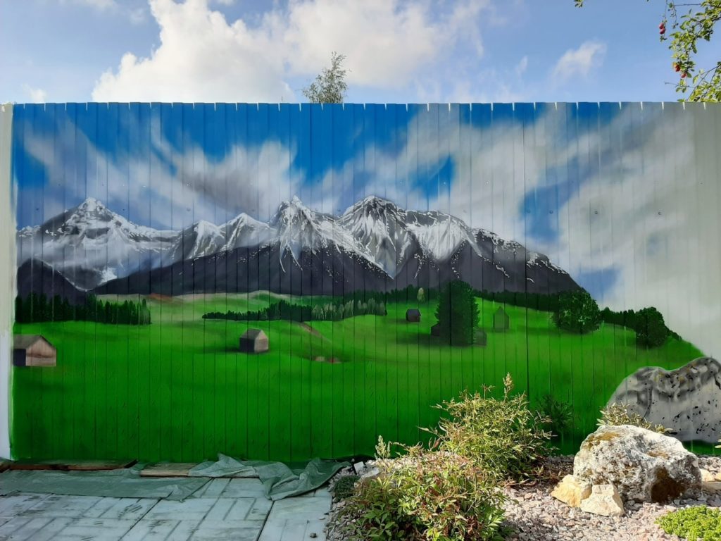 Унылый забор в Тверской области превратили в арт-объект