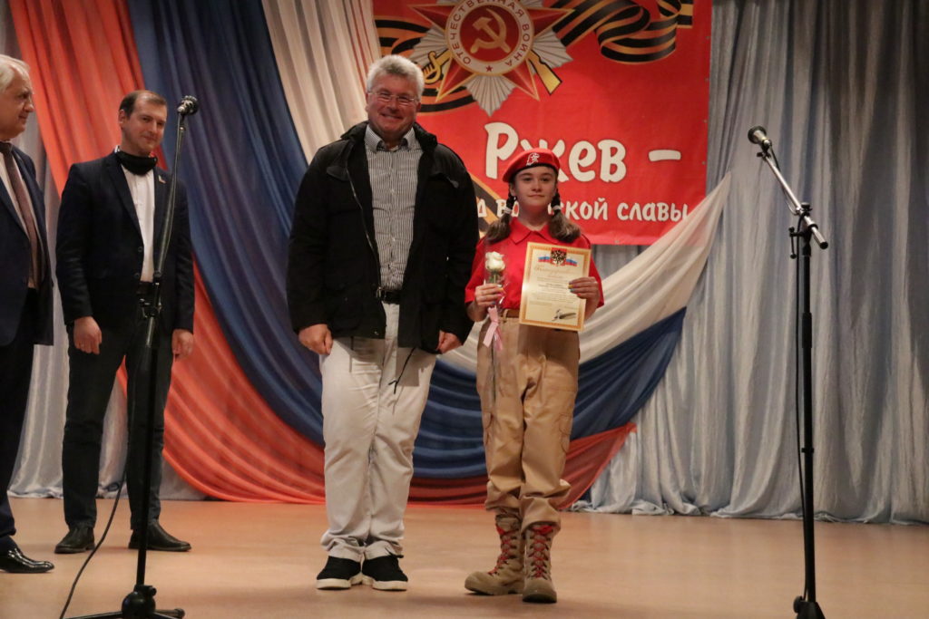 Равнение на Победу: Андрей Белоцерковский вручил дипломы юным ржевским патриотам