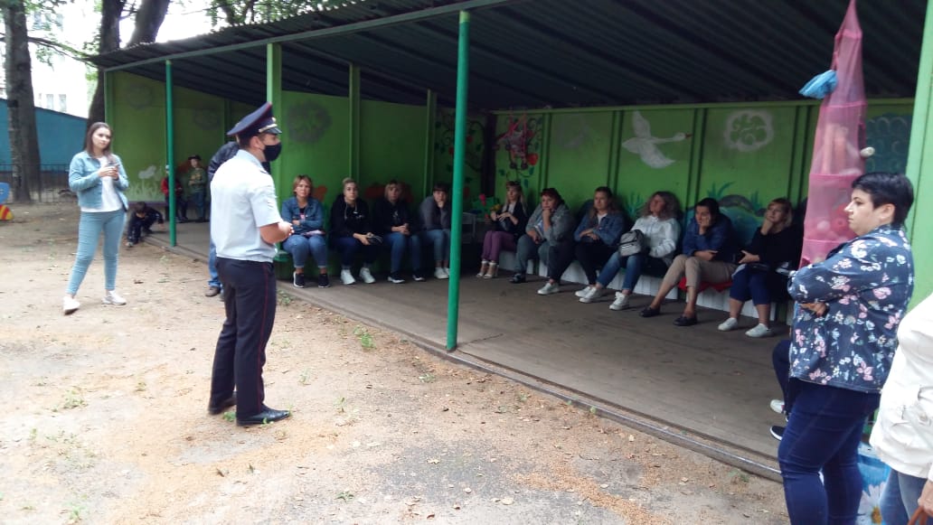 Тверские автоинспекторы приняли участие в родительских собраниях