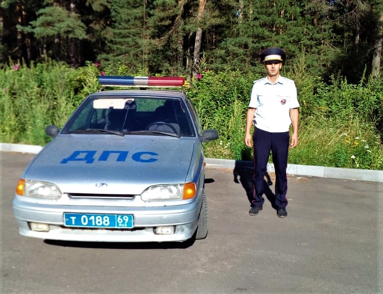 В Тверской области автоинспектор доставил раненного ребенка в больницу