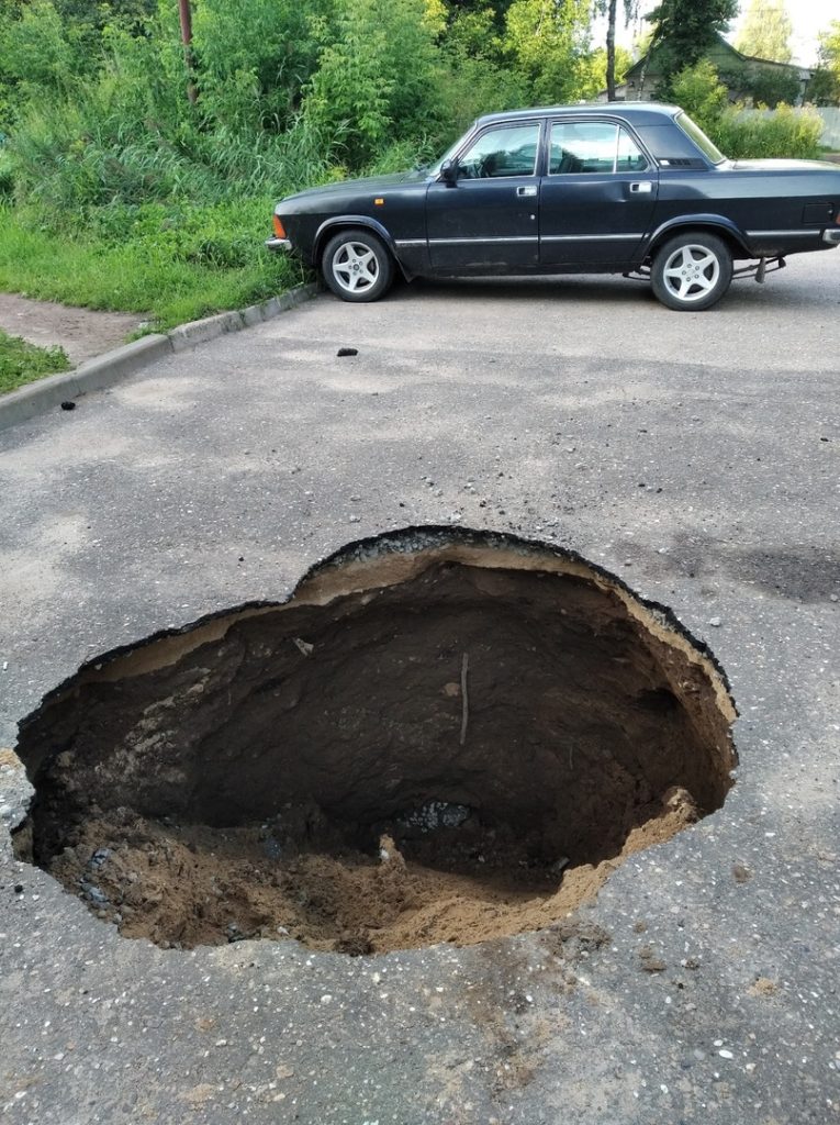 В Твери на проспекте 50 лет Октября провалился асфальт