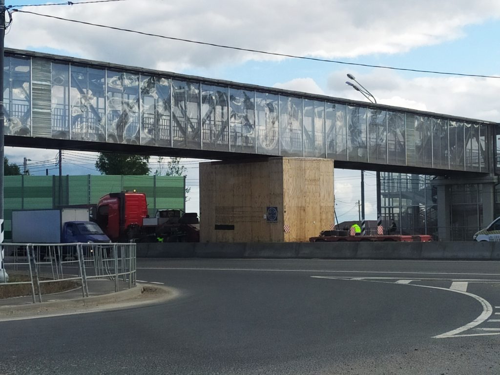 Под Тверью водитель большегруза не рассчитал размер груза и застрял под мостом Под Тверью водитель большегруза не рассчитал размер груза и застрял под мостом