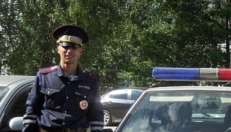Сотрудник ДПС помог ребенку со сломанной рукой Сотрудник ДПС помог ребенку со сломанной рукой