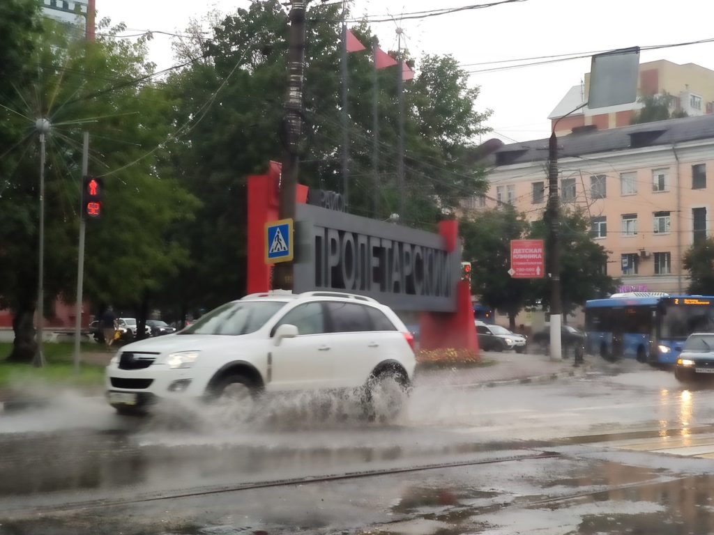 Поплыли: из-за ливня улицы Твери превратились в полноводные реки Поплыли: из-за ливня улицы Твери превратились в полноводные реки