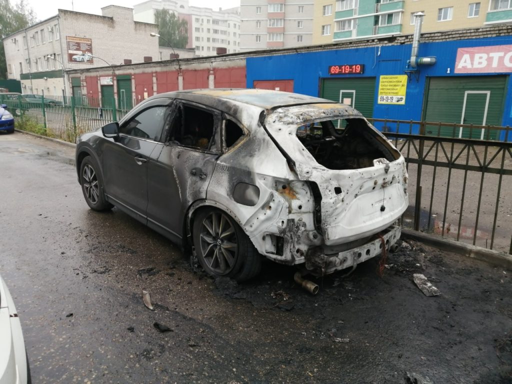 Две иномарки сгорели под утро в Твери