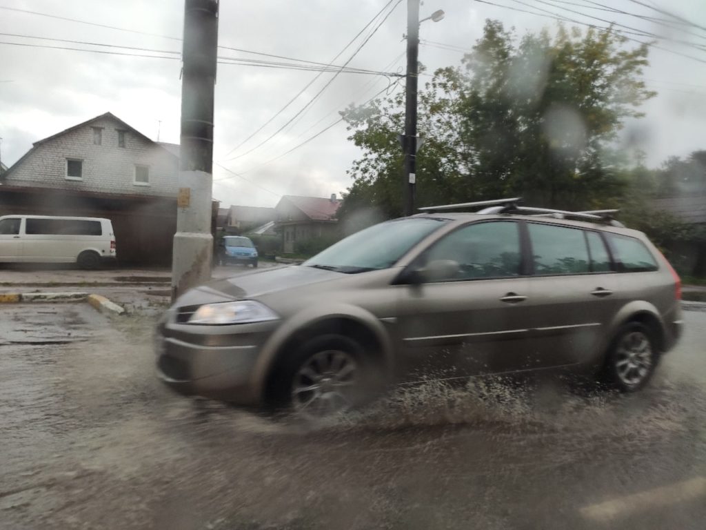 Поплыли: из-за ливня улицы Твери превратились в полноводные реки