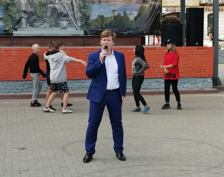 В Вышнем Волочке по пятницам выступают приезжие артисты В Вышнем Волочке по пятницам выступают приезжие артисты