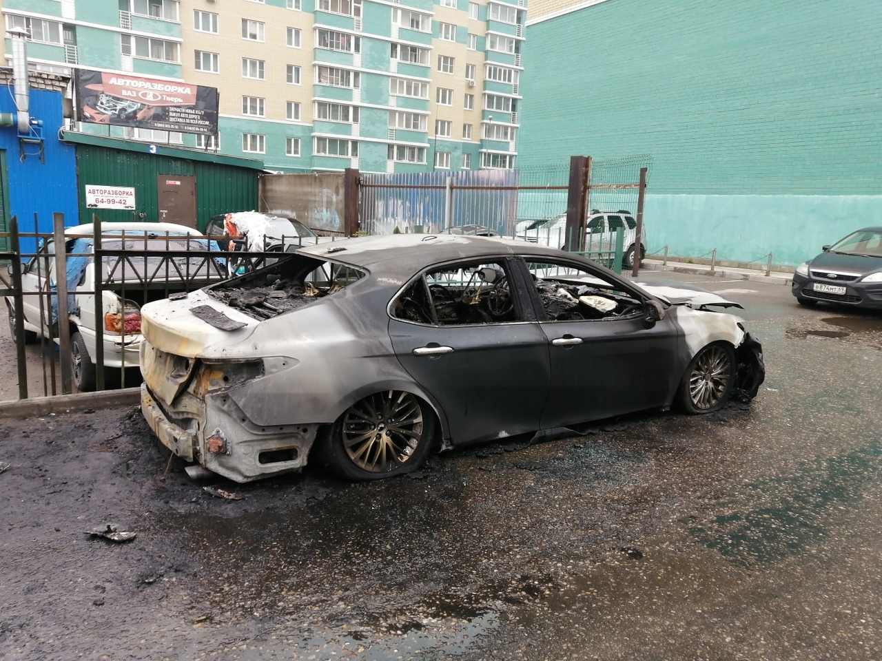 Две иномарки сгорели под утро в Твери Две иномарки сгорели под утро в Твери