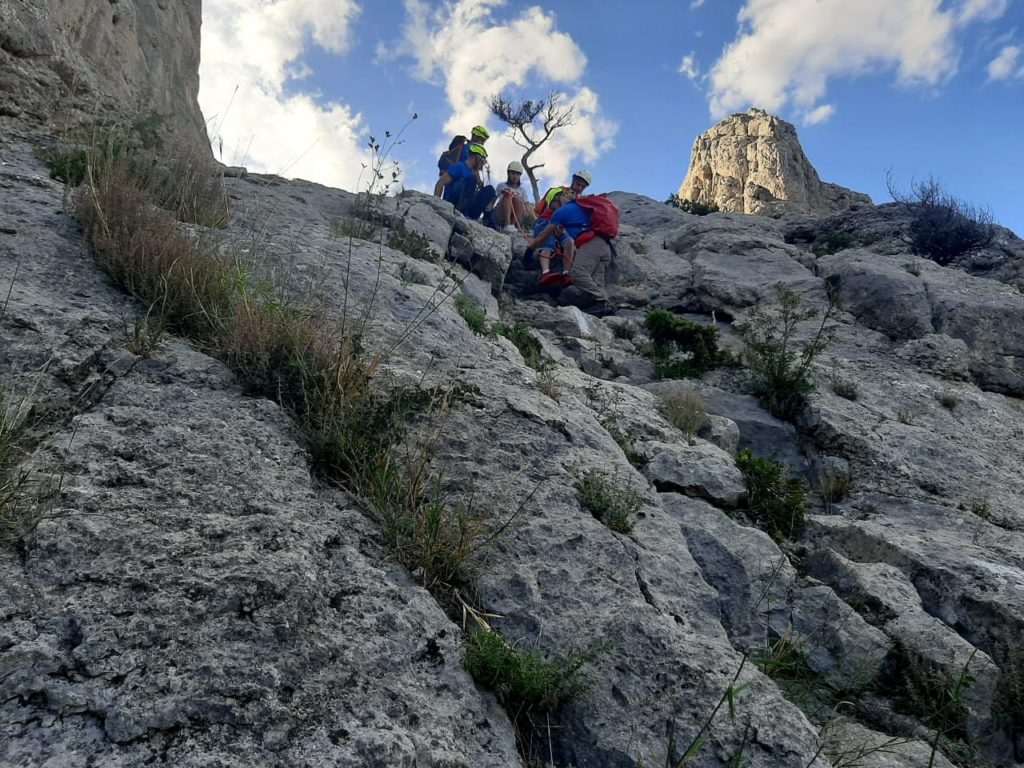Влюбленную парочку из Твери спасли из Чертового ущелья в Крыму Влюбленную парочку из Твери спасли из Чертового ущелья в Крыму