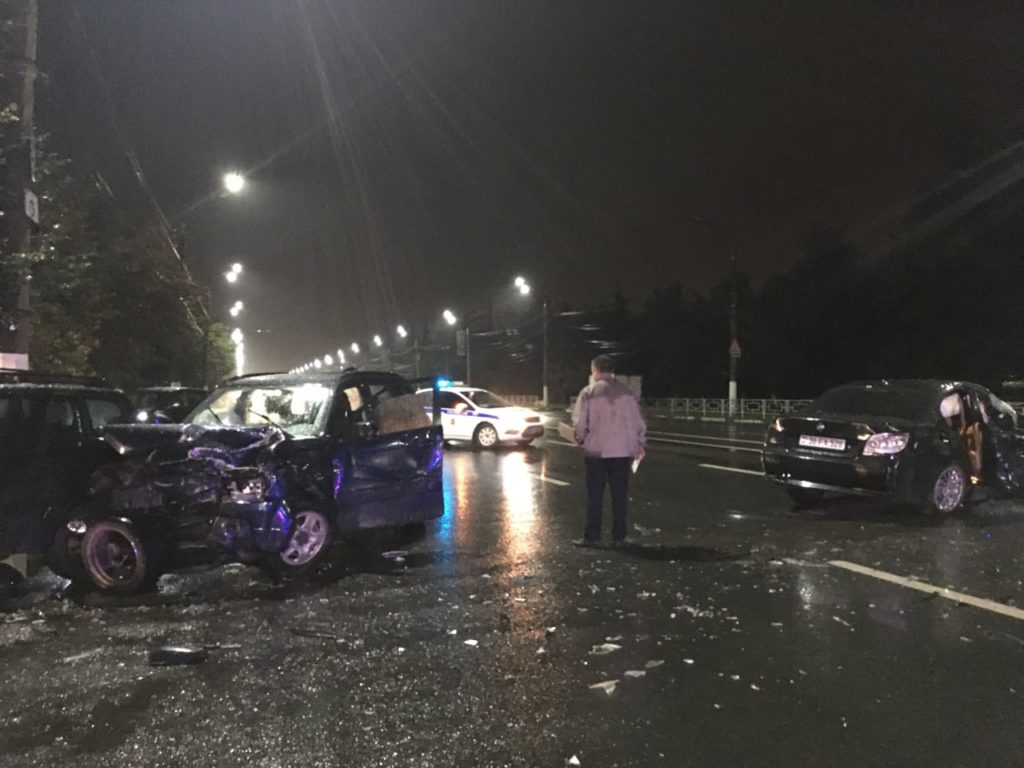 Три автомобиля сошлись в жестоком ДТП в Твери на улице Вагжанова