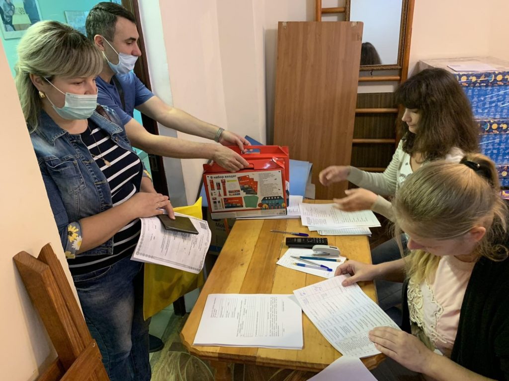 В Ржевском районе первоклассникам вручают новенькие ранцы