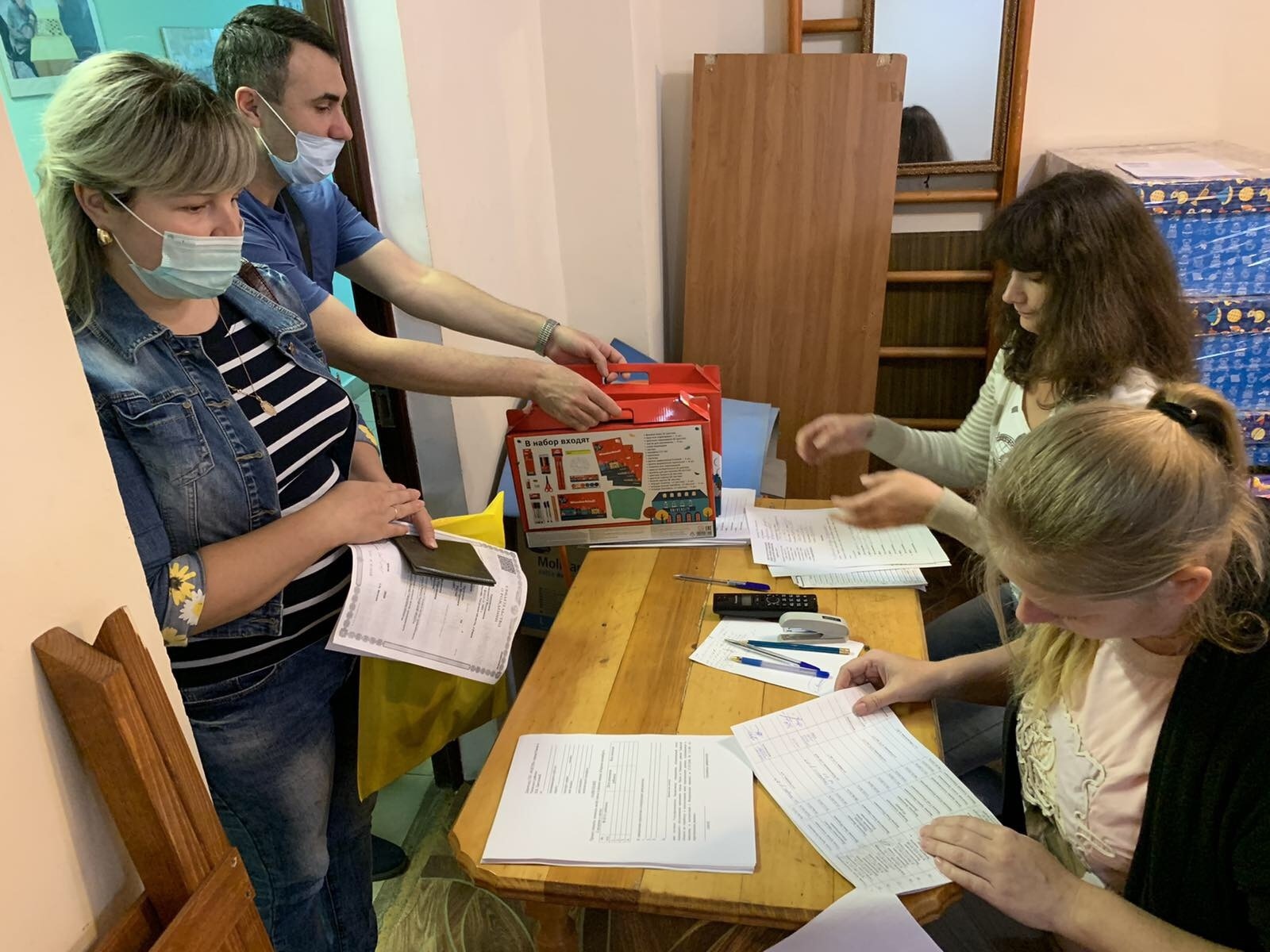 В Ржевском районе первоклассникам вручают новенькие ранцы В Ржевском районе первоклассникам вручают новенькие ранцы