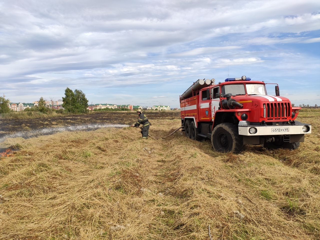 В сеть попали фотографии пожара на поле в Твери