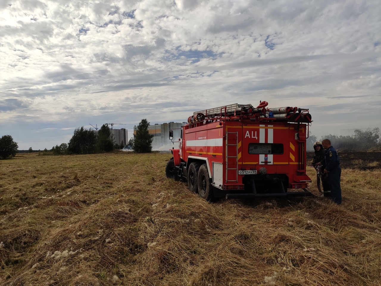 В сеть попали фотографии пожара на поле в Твери