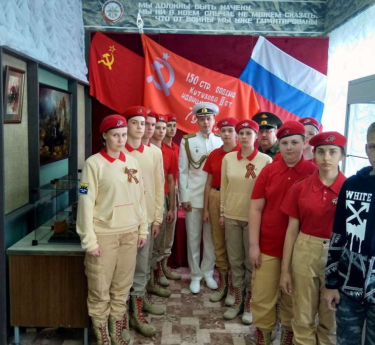 Осташковские юнармейцы встретились с командиром подводной лодки Осташковские юнармейцы встретились с командиром подводной лодки