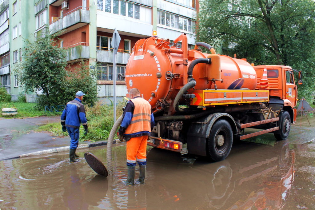 Тверские коммунальщики откачивают воду с затопленных дождем улиц