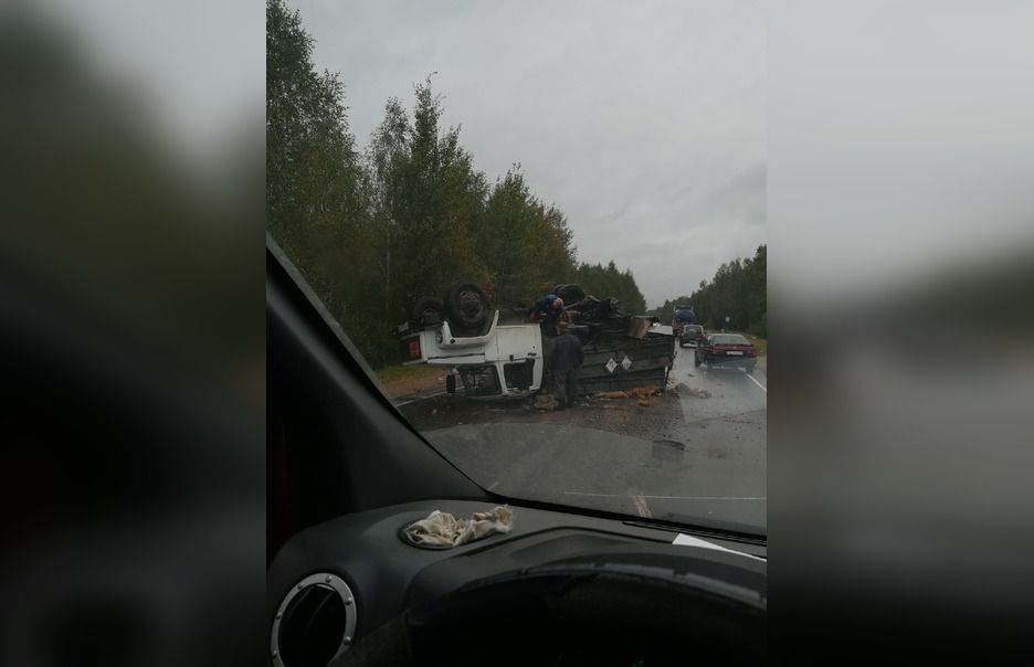 Под Тверью грузовик сделал «сальто» из-за оторвавшегося колеса Под Тверью грузовик сделал «сальто» из-за оторвавшегося колеса
