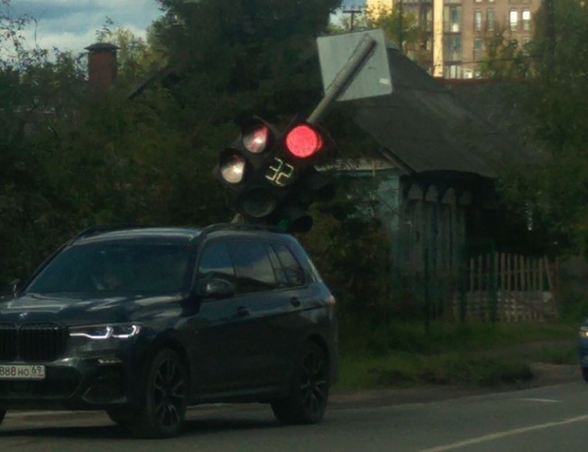 В Заволжском районе Твери светофор опасно навис над проезжей частью В Заволжском районе Твери светофор опасно навис над проезжей частью