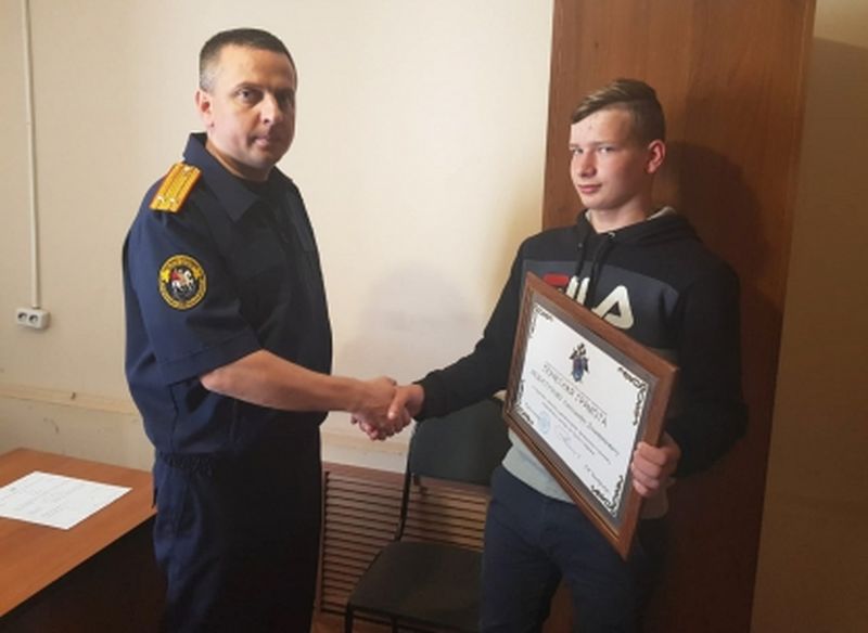В Тверской области подросток спас двух детей и получил награду В Тверской области подросток спас двух детей и получил награду