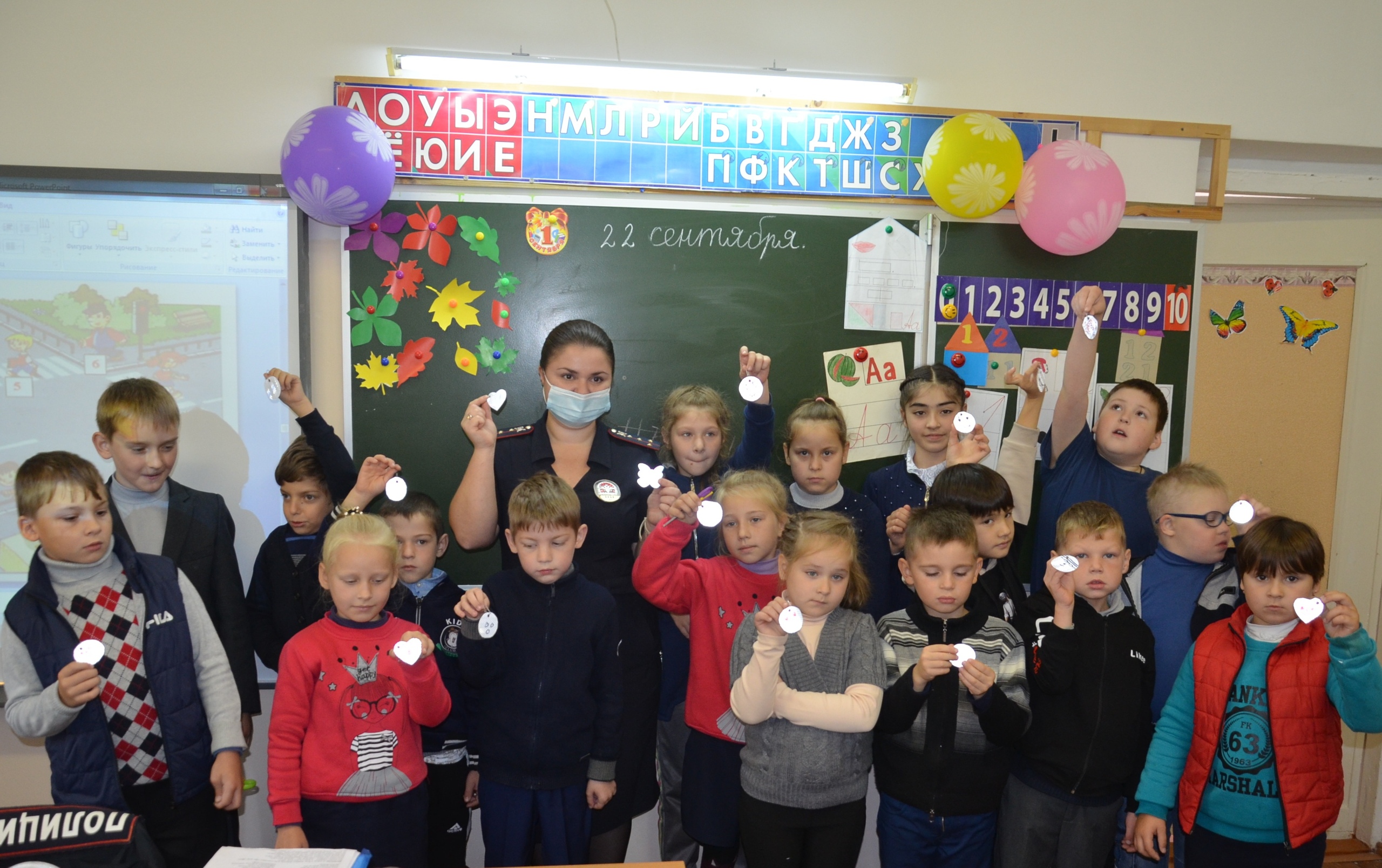 Школьников в Тверской области научили делать светоотражающие значки