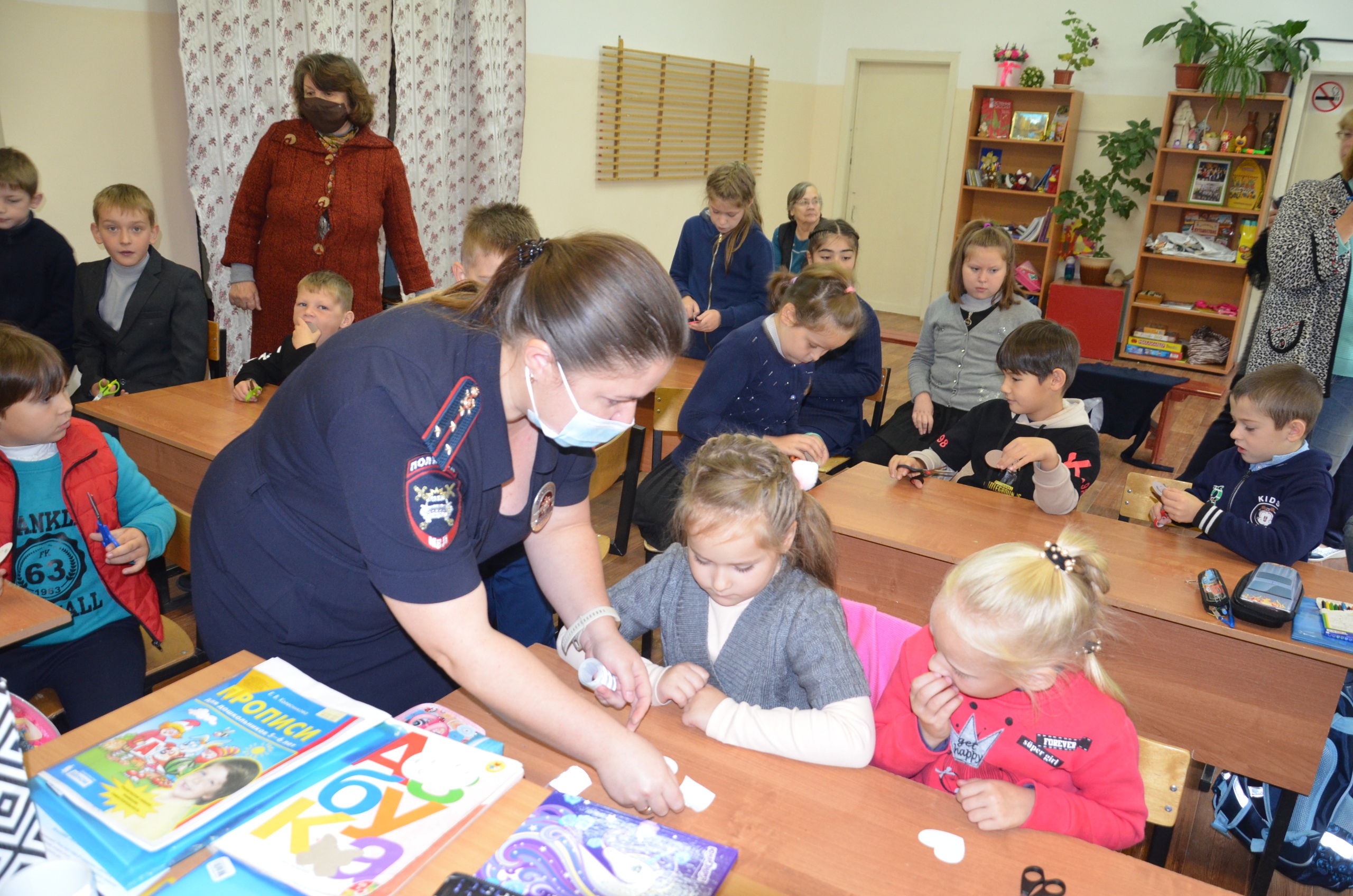 Школьников в Тверской области научили делать светоотражающие значки