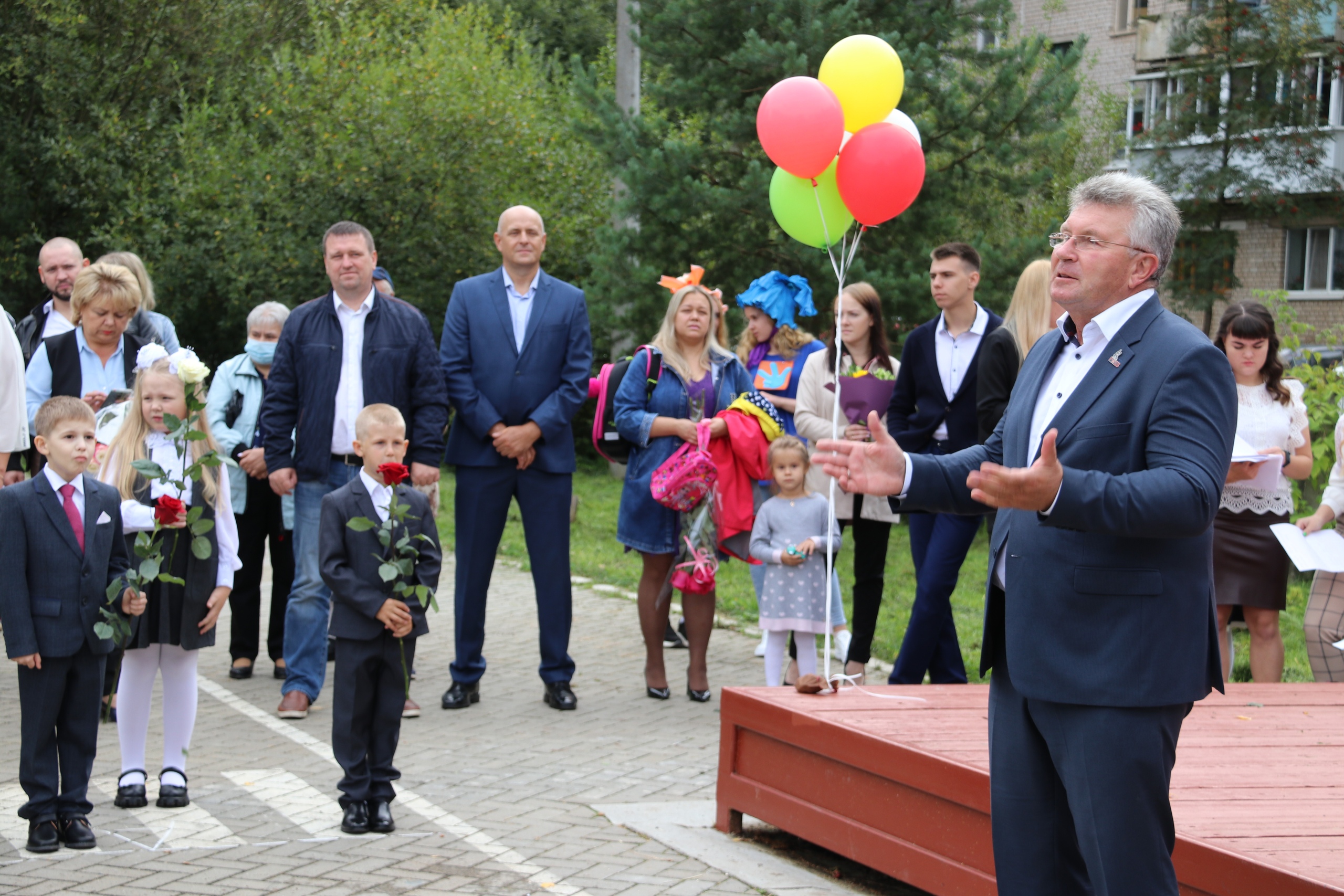 Андрей Белоцерковский на торжественной линейке поздравил ржевских школьников с Днём знаний