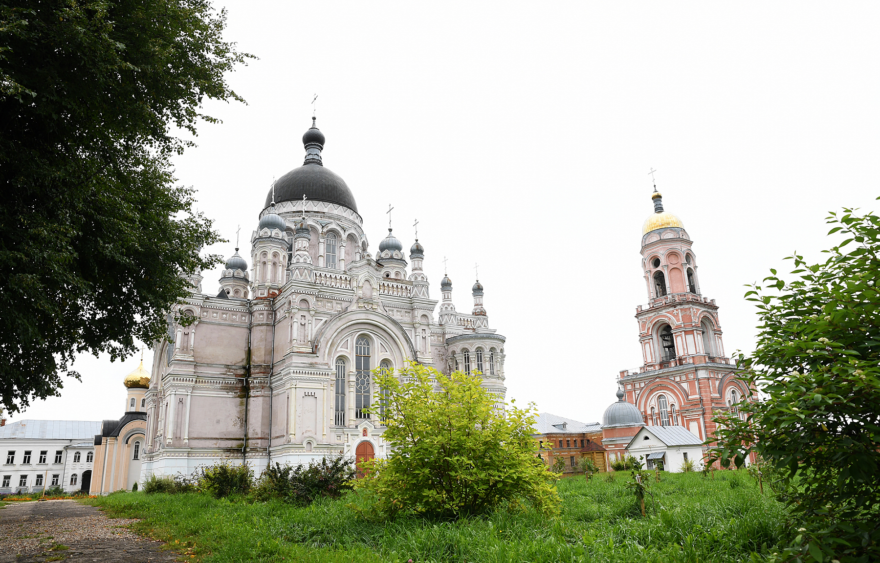 Игорь Руденя и вице-премьер Юрий Борисов посетили Казанский монастырь в Вышнем Волочке
