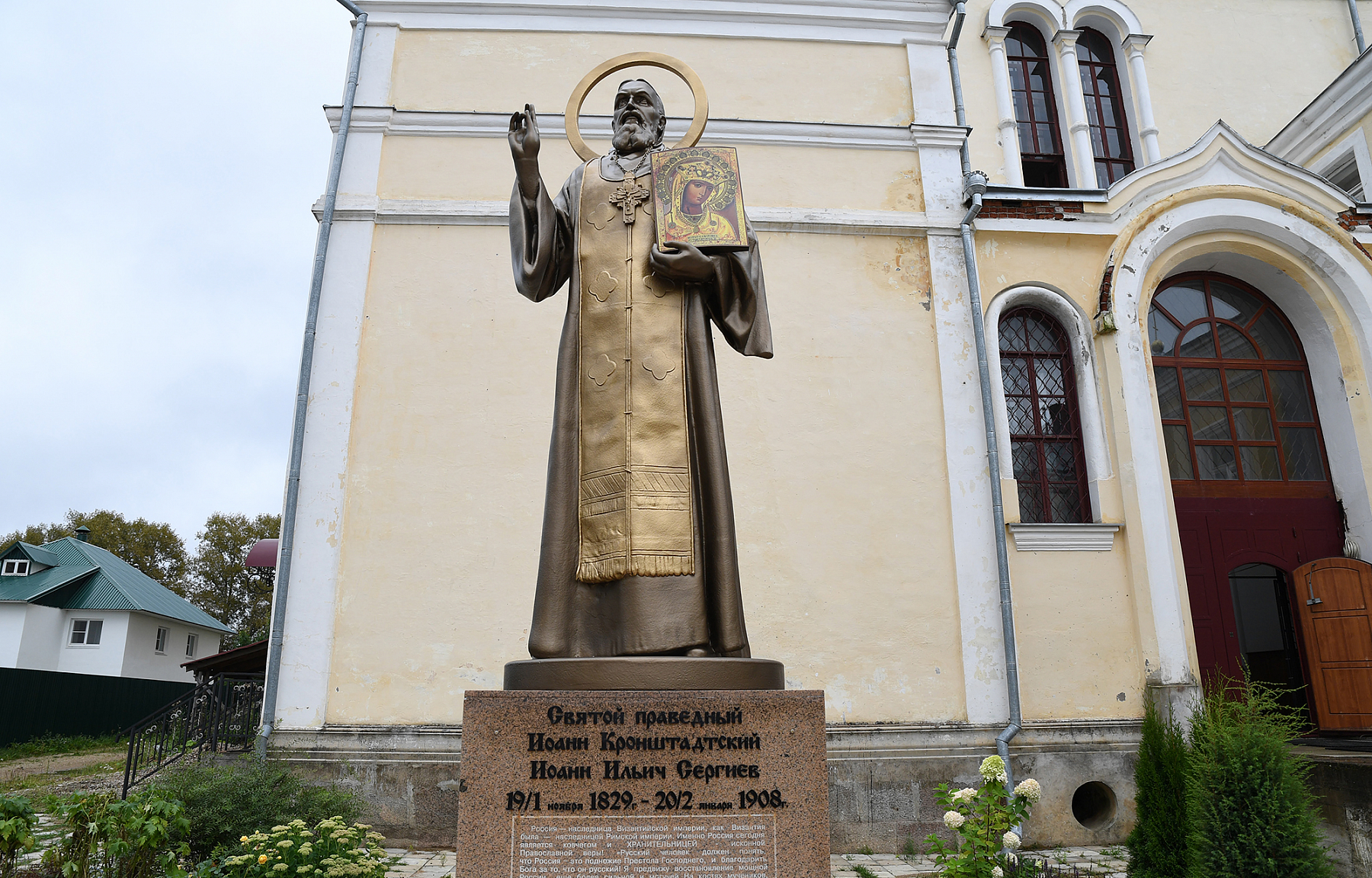 Игорь Руденя и вице-премьер Юрий Борисов посетили Казанский монастырь в Вышнем Волочке