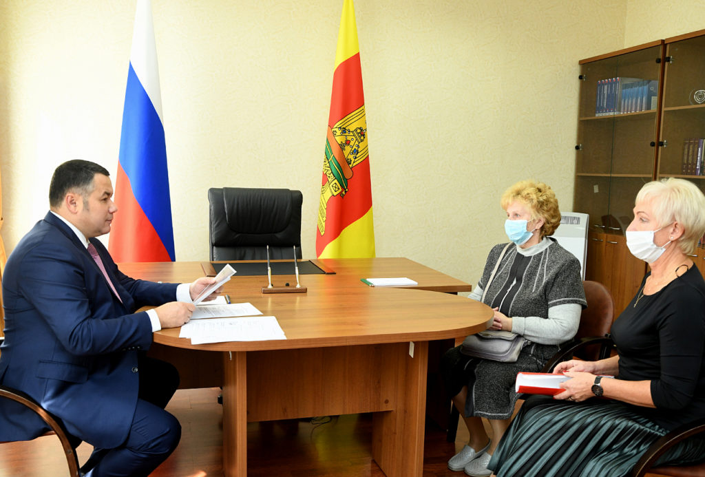 Игорь Руденя поручил ускорить ремонт крыши дома в Красном Холме