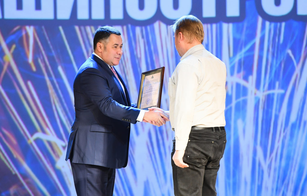 Игорь Руденя в преддверии Дня машиностроителя наградил лучших специалистов отрасли