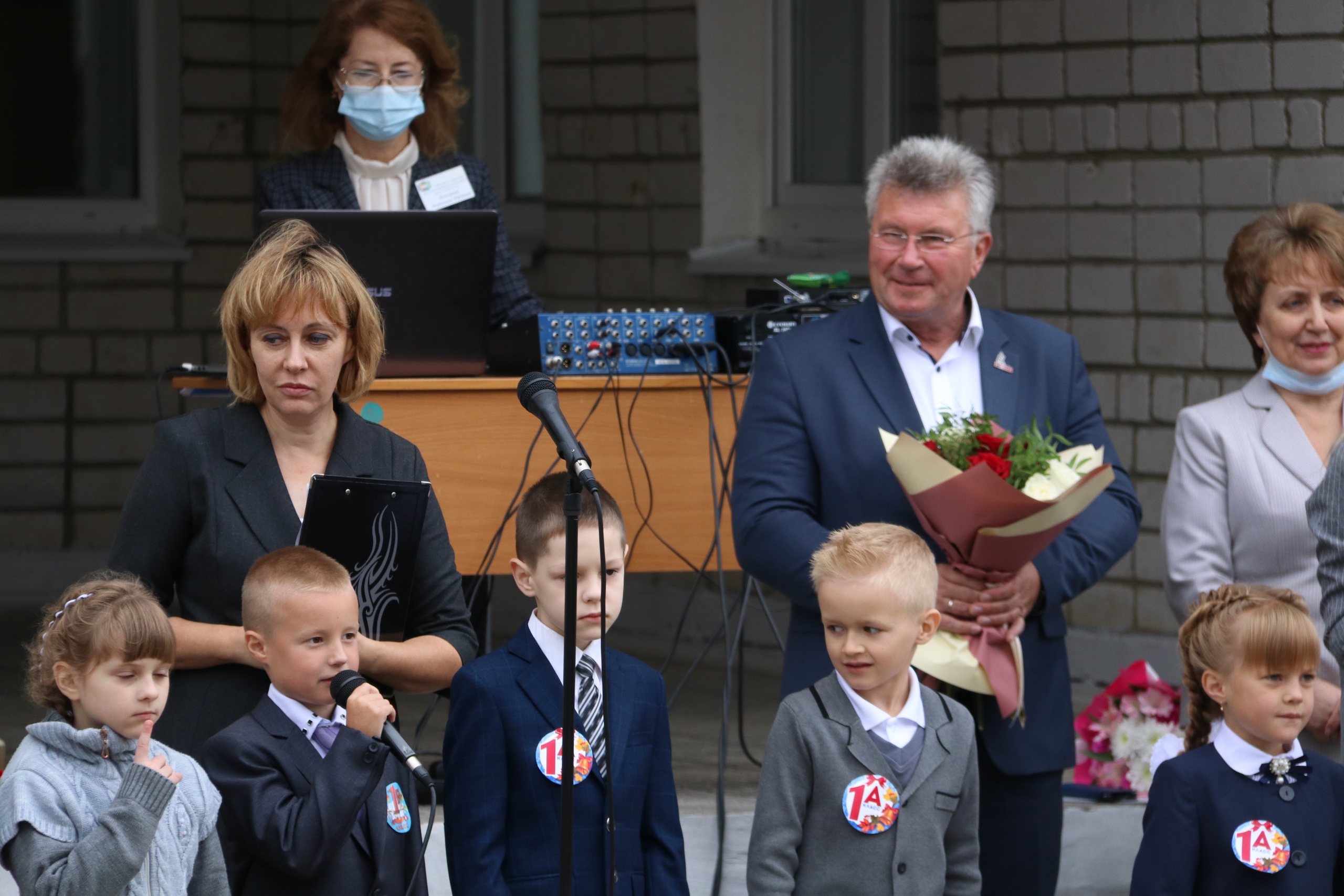 Андрей Белоцерковский на торжественной линейке поздравил ржевских школьников с Днём знаний