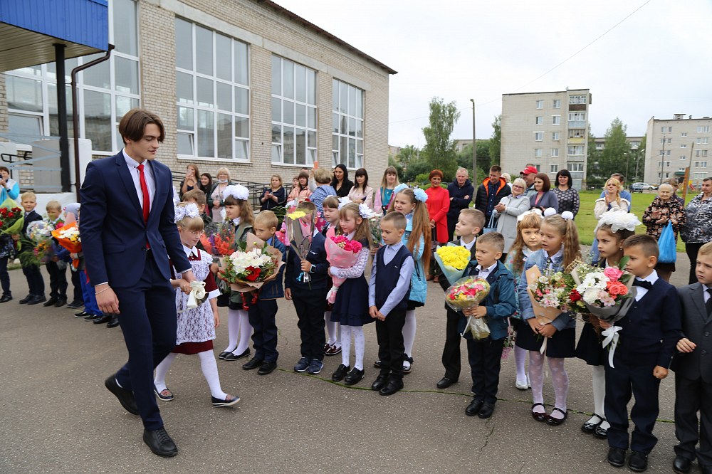 В День знаний в школах Торопца прошли торжественные линейки В День знаний в школах Торопца прошли торжественные линейки