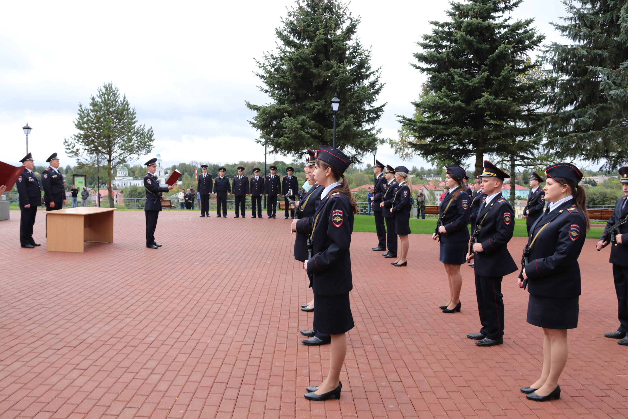 В полку прибыло: Андрей Белоцерковский поздравил полицейских Ржева с принятием присяги