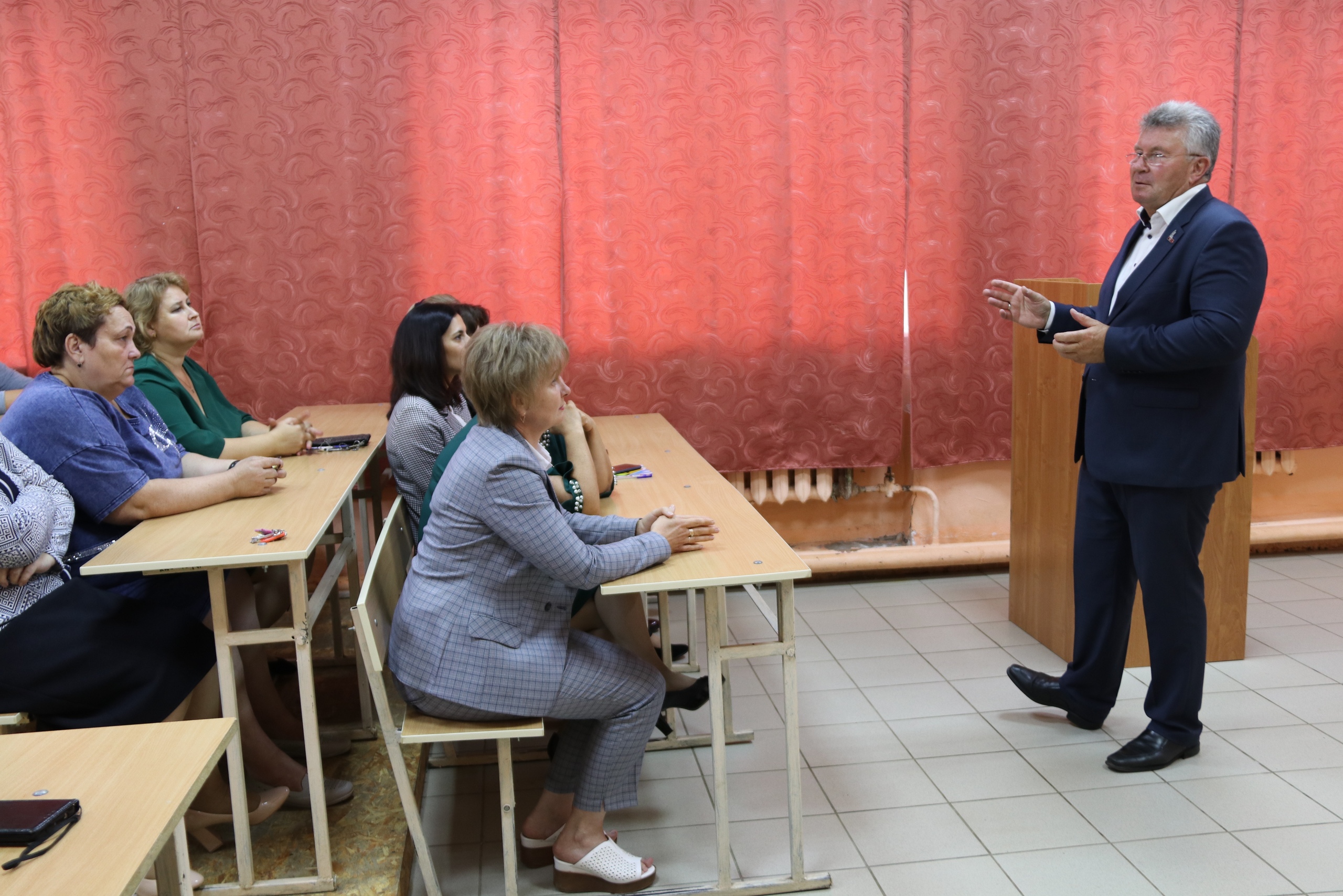 Андрей Белоцерковский на торжественной линейке поздравил ржевских школьников с Днём знаний