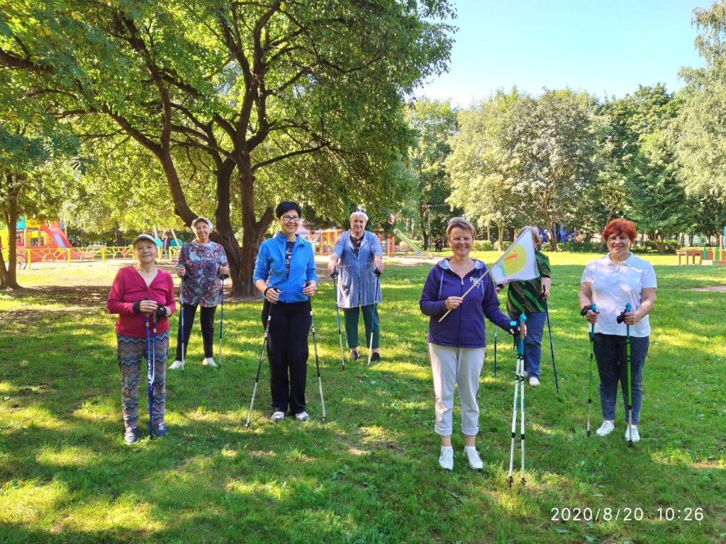 Тверских пенсионеров приглашают на бесплатные занятия по скандинавской ходьбе