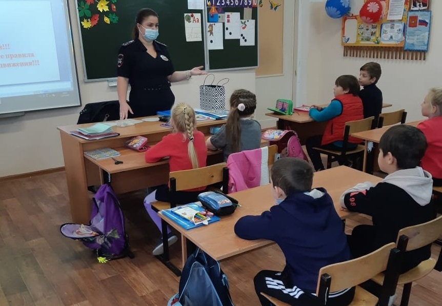 Школьников в Тверской области научили делать светоотражающие значки